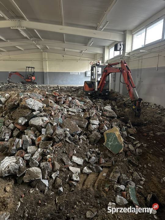 KUCIE POSADZEK KOPARKA Z MŁOTEM POSADZKI