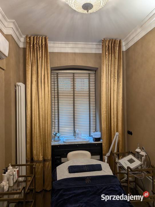 Używany komplet wyposażenia strefy recepcji i