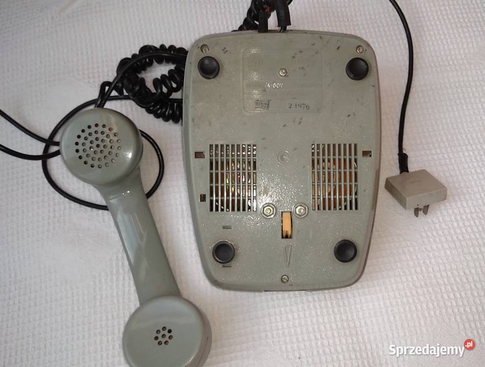 Stary telefon z czasów PRL