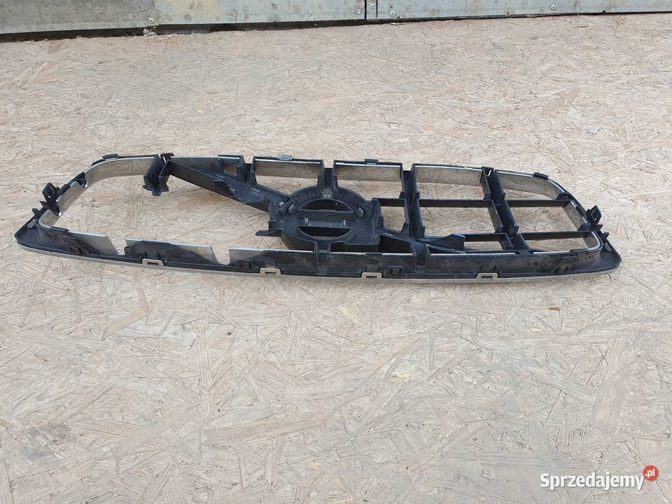 VOLVO XC70 GRILL RAMKA ZNACZEK ATRAPA 31283902 Międzychód