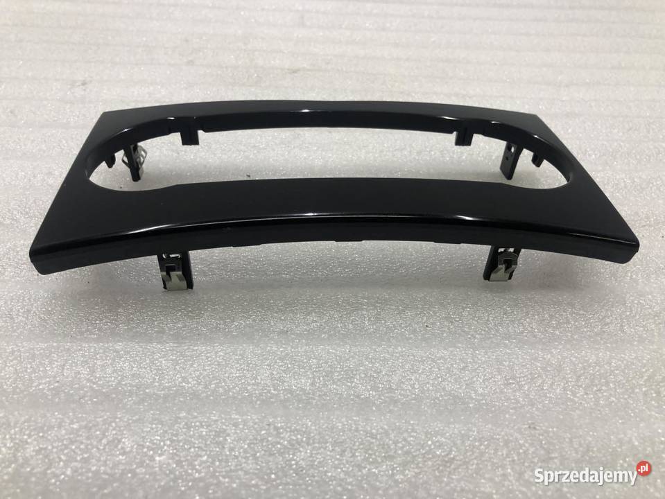 RAMKA RADIA MERCEDES W204 A2046800390 Osłony i zaślepki