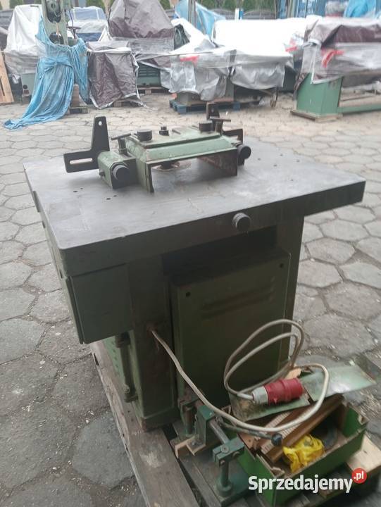 Frezarka dolnowrzecionowa z wózkiem Gomad