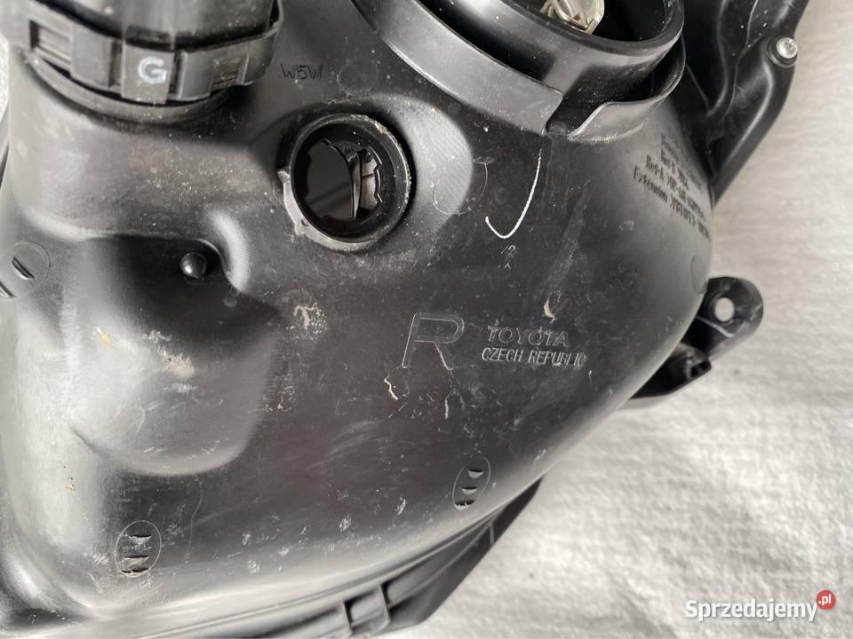 Lampa prawy przód Toyota Yaris III 1114 Rok produkcji 2013 Jasienica