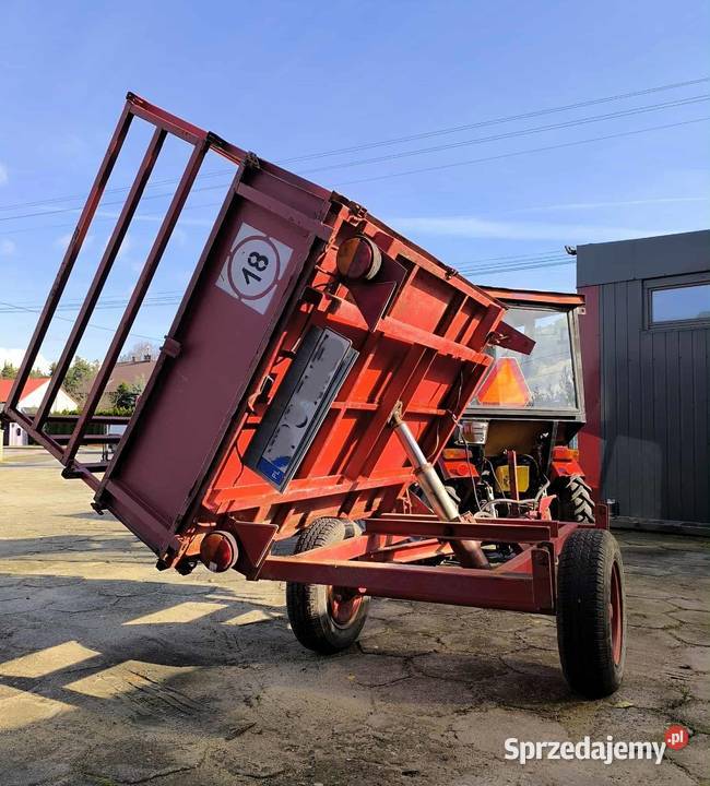 Traktor Elpol K1 z pługiem polskiej Dębica