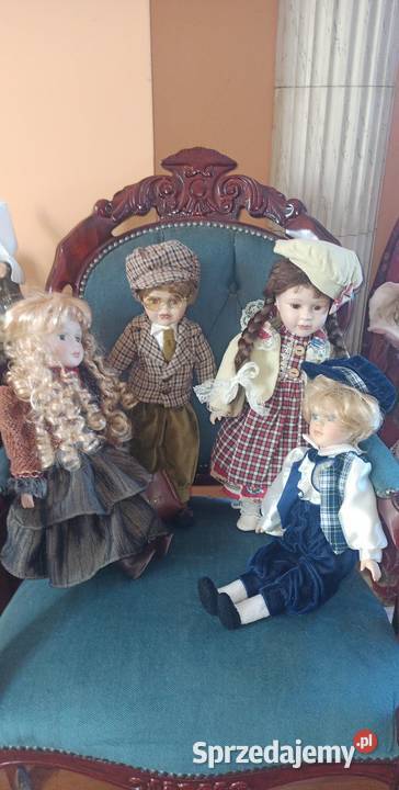 Lalka z kokardą we włosach i krzyżykiem Lalka Gdańsk