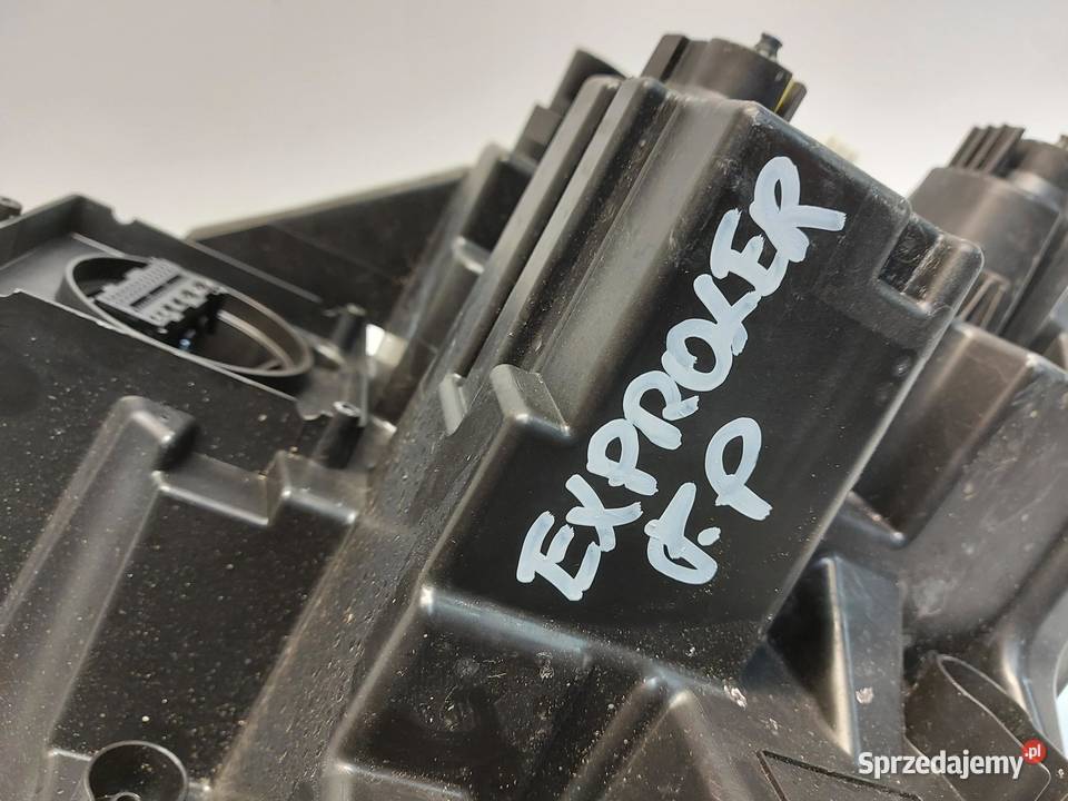 Ford Explorer VII R2KB LAMPA PRAWY PRZÓD FULL