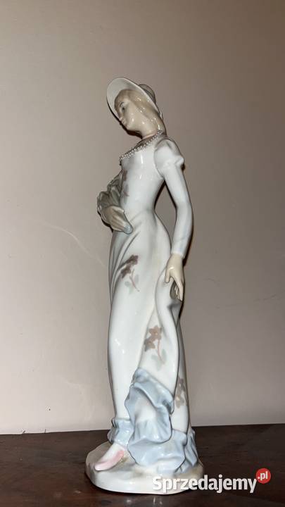 Piękna wysoka figurka dziewczyny z bukietem Bez Gdańsk