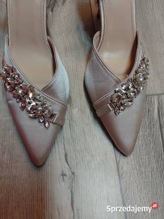 39 Beżowe bogato zdobione czółenka wieczorowe z Kraków