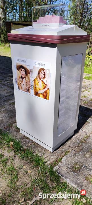 Ekspozytor marki PANDORA na biżuterię