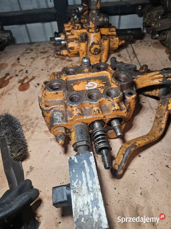 3sekcyjny rozdzielacz hydrauliczny Parker Case