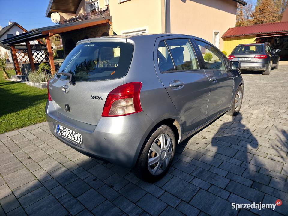Sprzedam Toyotę Yaris II 13 benzyna Mały 1298cm3 Jasienica Rosielna
