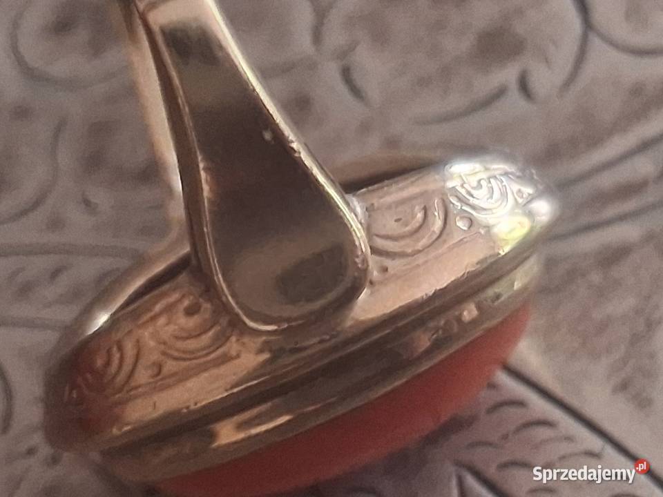 Złoty pierścionek z naturalnym koralem 333 Suwałki