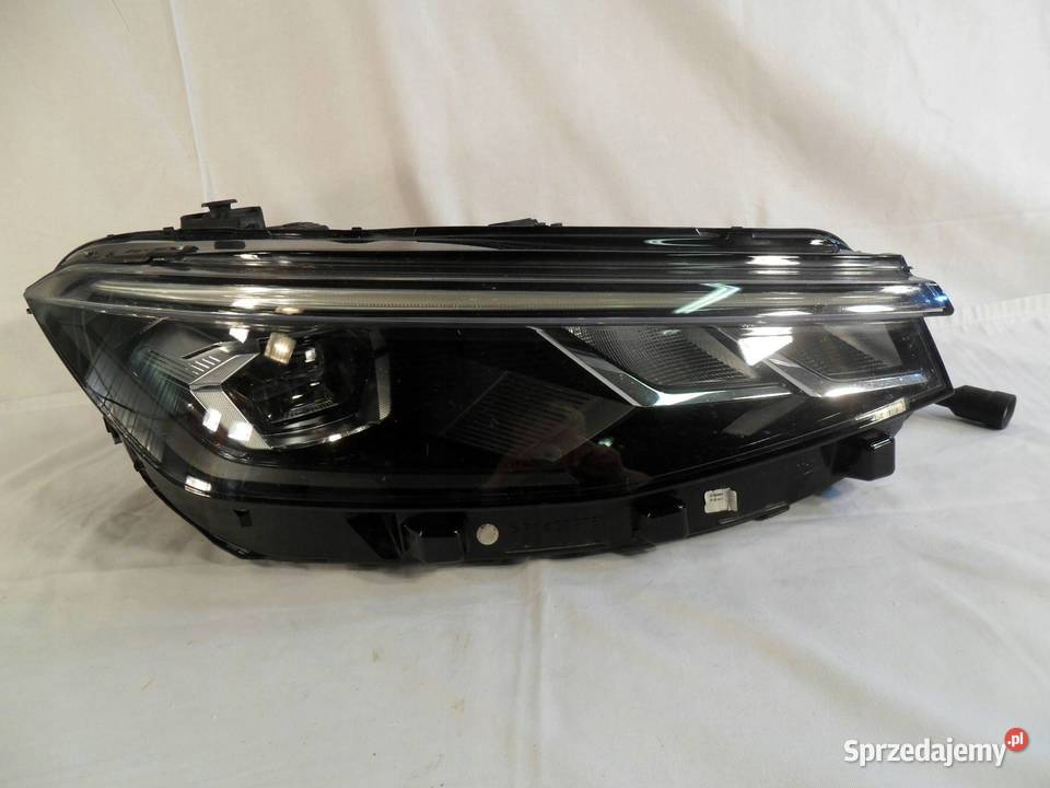 REFLEKTOR PRZÓD STRONA PRAWA VOLKSWAGEN PASSAT osobowe Nowy Tomyśl