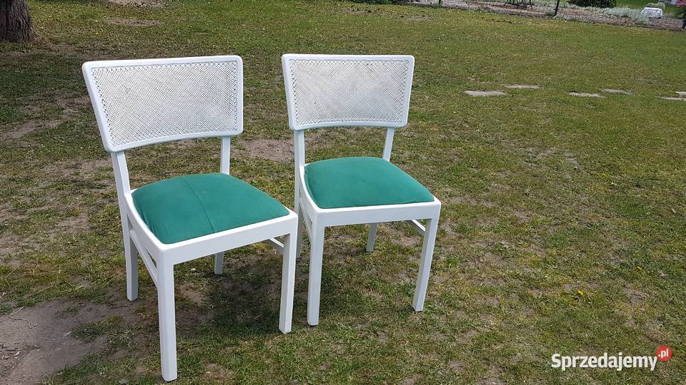 dwa krzesła białe z rafią w oparciu Vintage Dargikowo