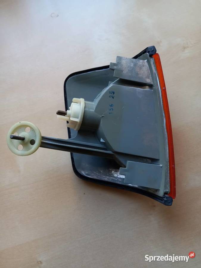 Mercedes W 201 kierynkowskaz lewy HELLA