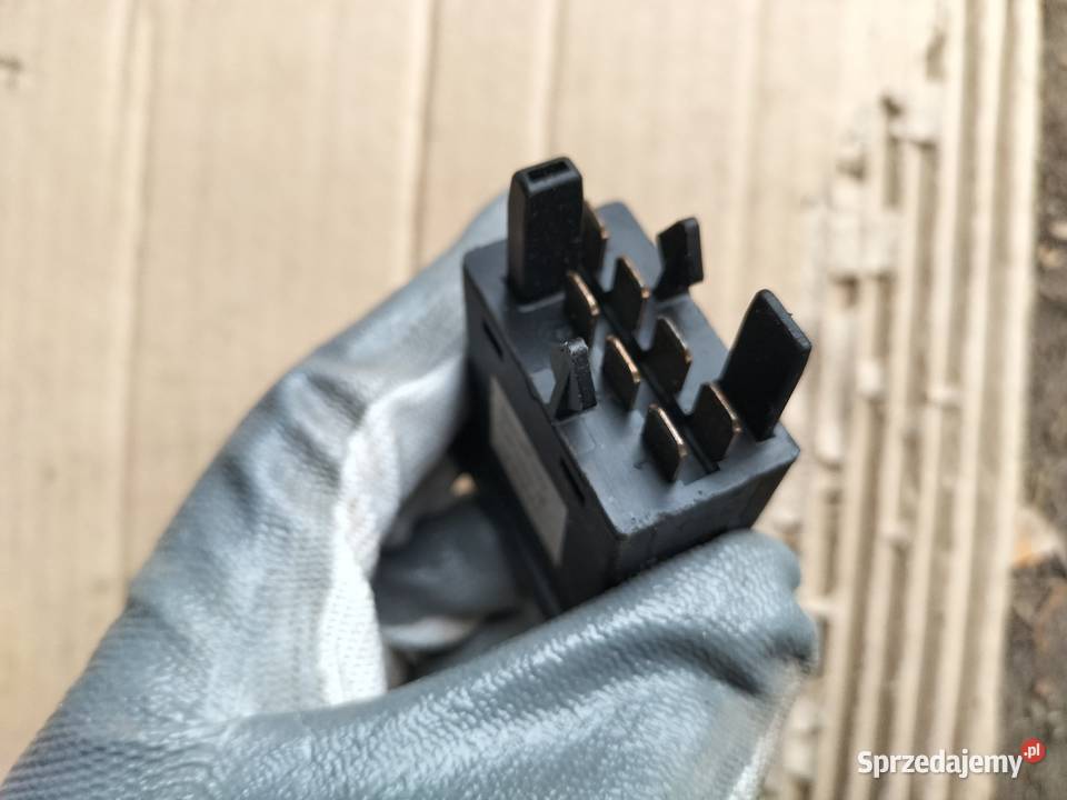 AUDI 80 WŁĄCZNIK ŚWIATEŁ AWARYJNYCH 8A0941509 osobowe Panele sterowania, przełączniki Kamień-Kolonia