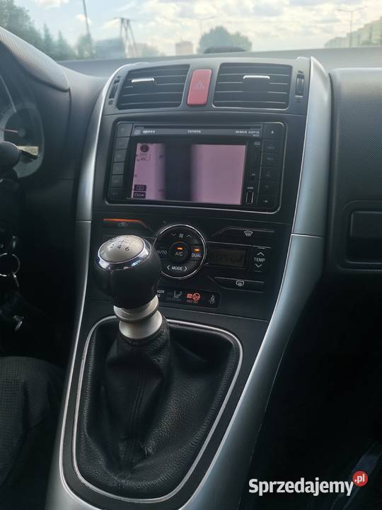 Sprzedam Toyotę Auris czerwony Samochody osobowe