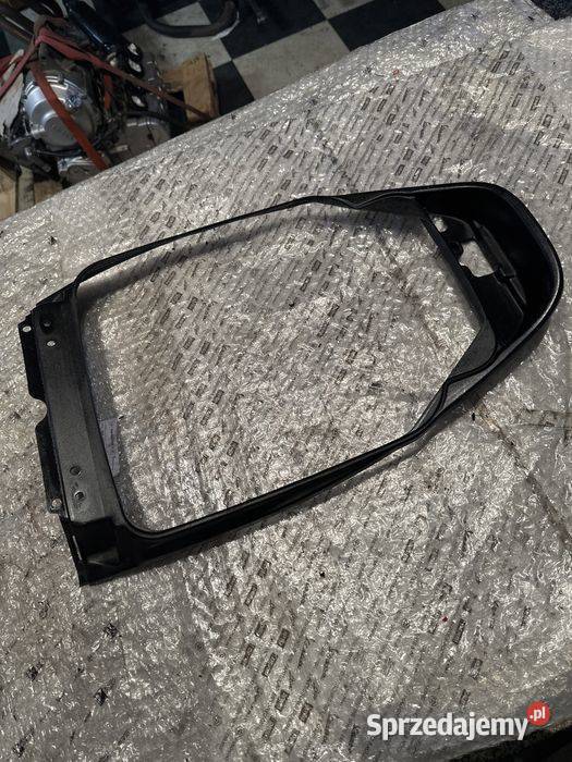 Suzuki UC 125150 Osłona Mocowanie schowek N1033 Pozostałe Poznań