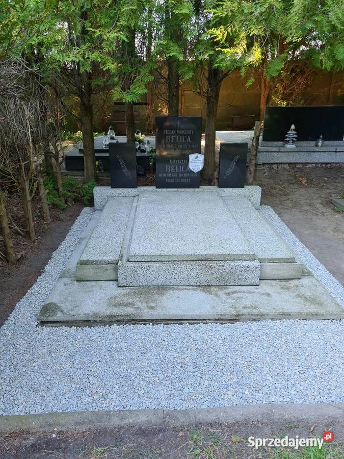 Położenie kamyków na cmentrzu grobie wokół