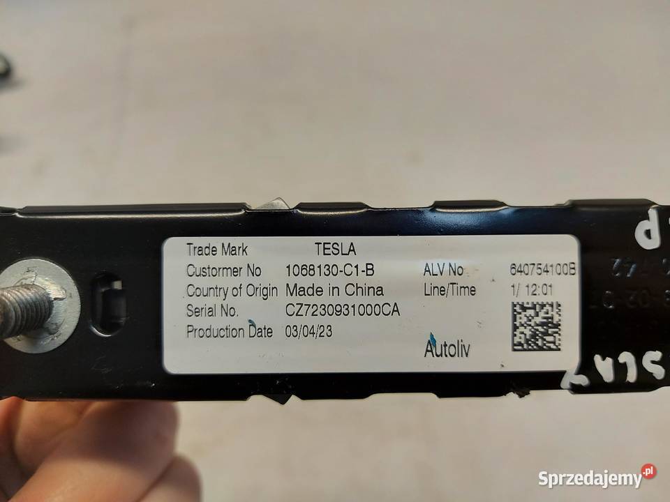 TESLA MODEL Y 2023r Regulacja wysokości pasa