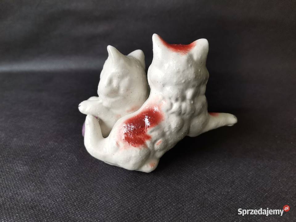 Stara porcelanowa figurka Koty z Piłką Porcelana i szkło śląskie