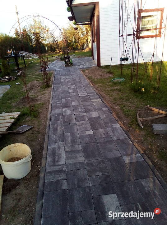 Układanie kostki brukowej do kontaktu