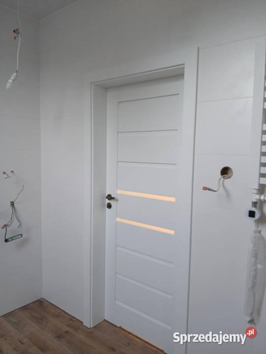 Drzwi na RAMIE DREWNIANEJ białe Łomża