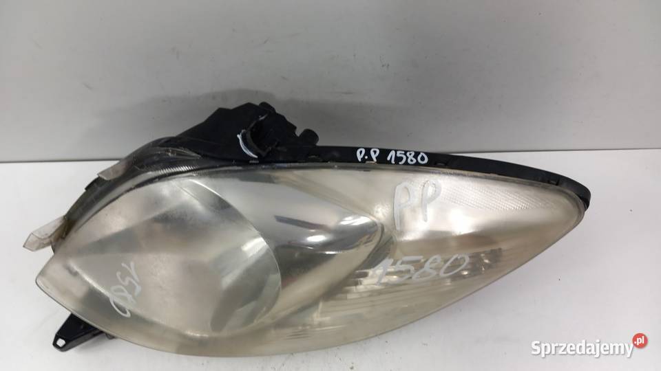 TOYOTA YARIS II LAMPA PRZÓD PRAWA Zbierkowo