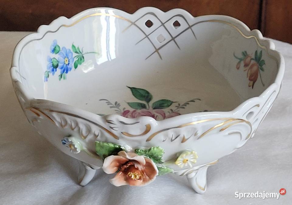 Ażurowa patera w miśnieńskim stylu na nóżkach