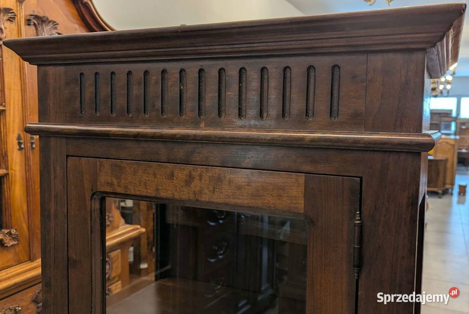 Nieduża witryna serwantka kolonialnasklep