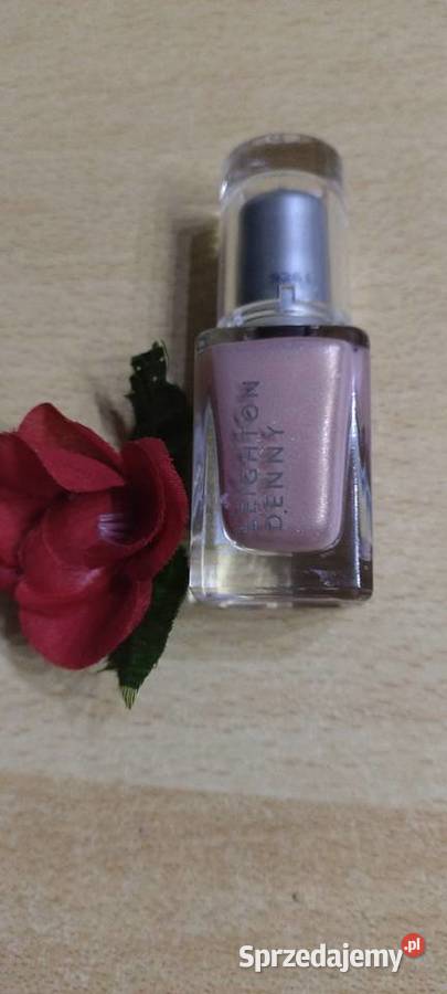 Lakier do paznokci w kolorze beżowo różowy