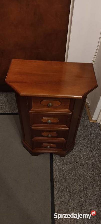 komoda mała z czterema szufladami w kolorze sprzedam