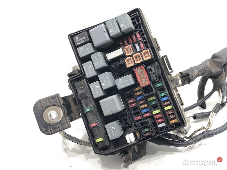 SKRZYNKA BEZPIECZNIKÓW TOYOTA YARIS III