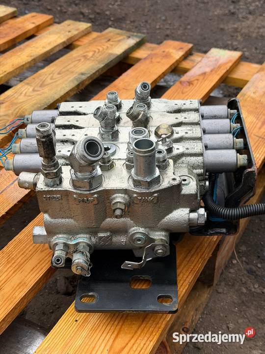 Rozdzielacz hydrauliczny czterosekcyjny HYSTER Antonie