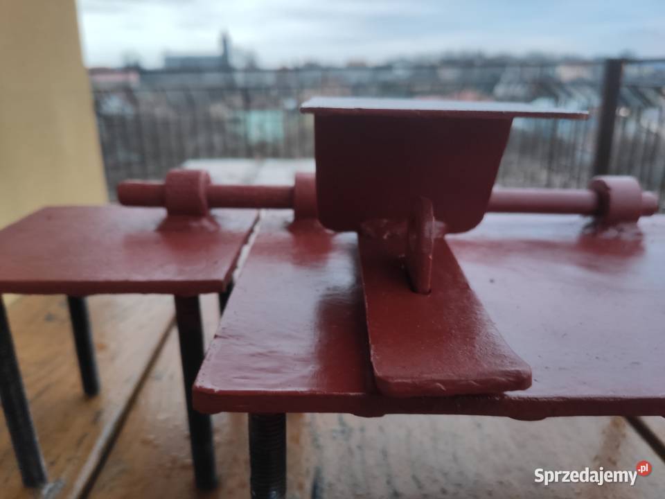 Zasuwa z osłoną na kłódkę