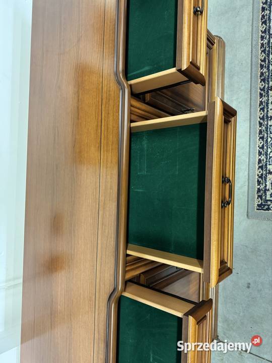 Drewniana komoda na cokole z trzema szufladami i Ełk