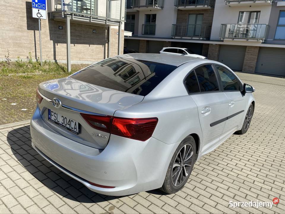 Sprzedam Toyota Avensis 18 sedan srebrna benzyna Avensis