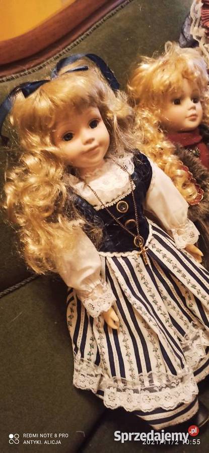 Lalka z kokardą we włosach i krzyżykiemLalka Gdańsk