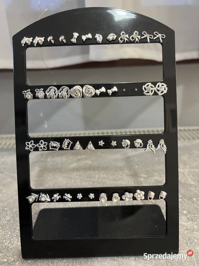 Ponad 300 sztuk kolczyków ze stojakami podkarpackie Jasło