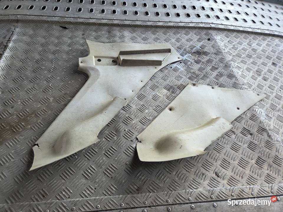 Zastava 1100 osłony plastikowe słupków C Gliwice