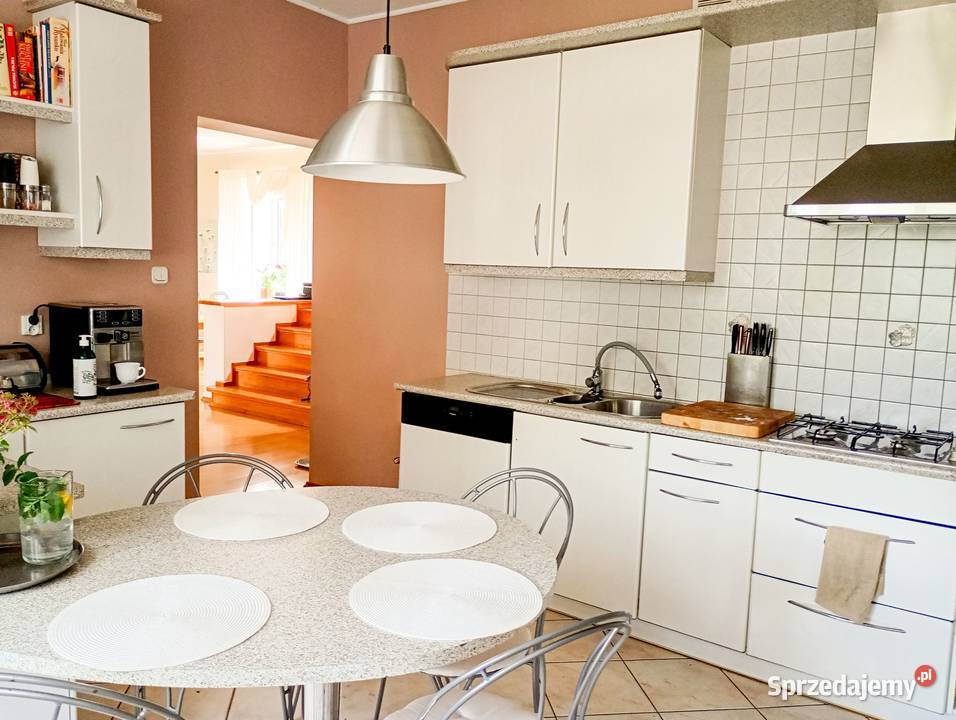 Dom wolnostojący o powierzchni 160m2 2 garaże