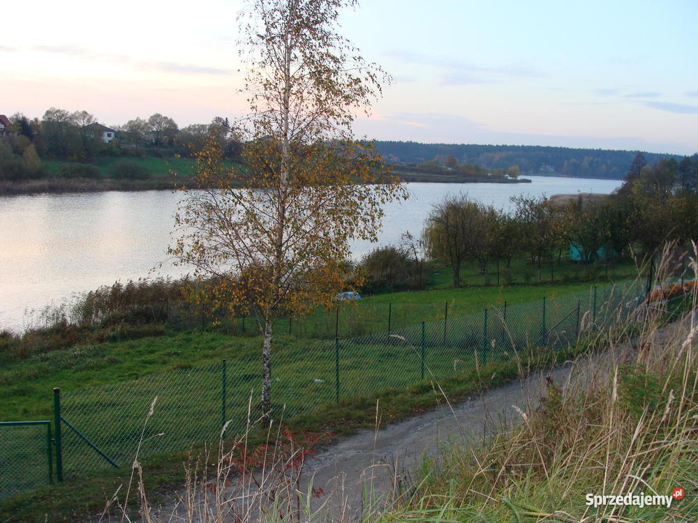 Działka z linią brzegową i małym pomostem jezior Radomno