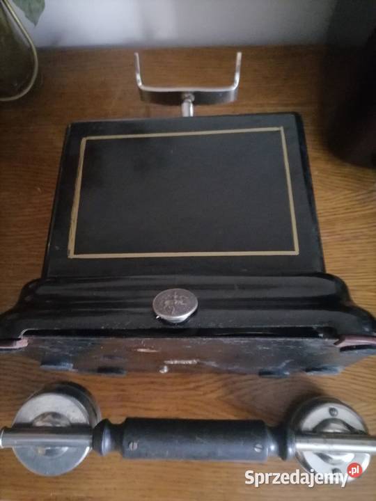 Stary telefon na korbke z lat 30 tych