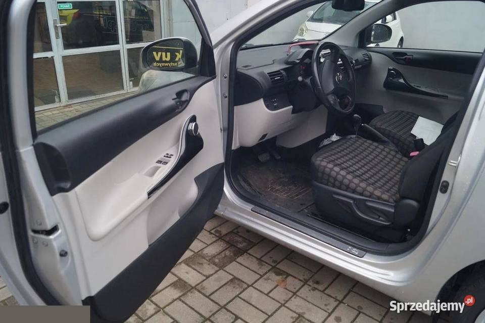 Toyota iQ 133 Plus CVT 98 2011r FV23 Rok produkcji 2011 Warszawa sprzedam