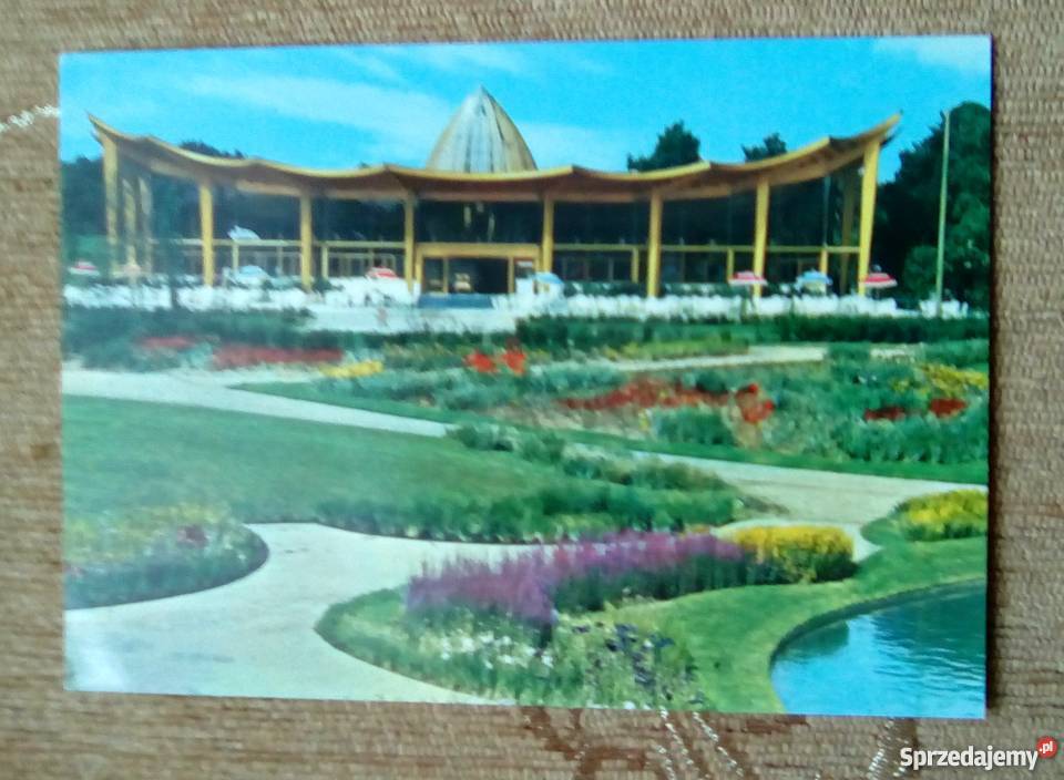 RESTAURACJA W PARKU WE WSCHODNIEJ CZĘŚCI PARYŻA Piszczac