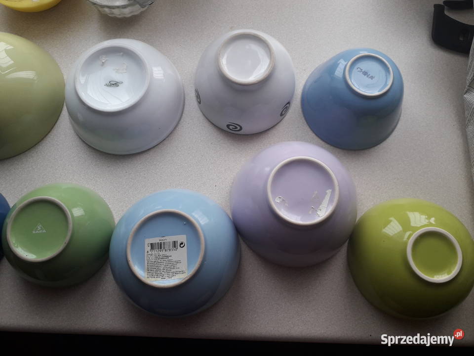 Zestaw miseczek różnych kolorów