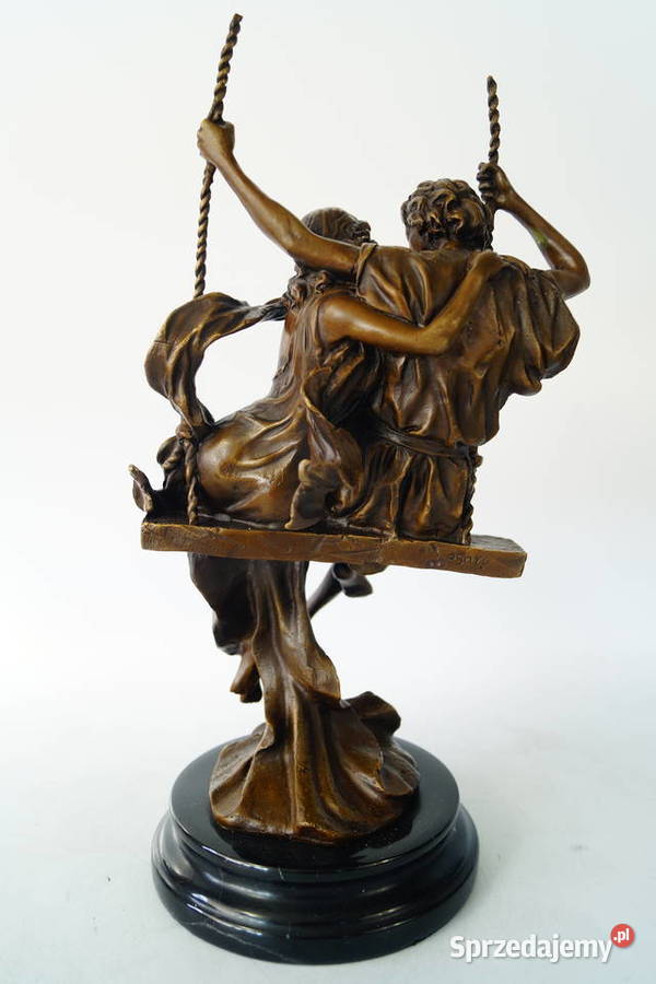 Para zakochanych na huśtawce figura z brązu