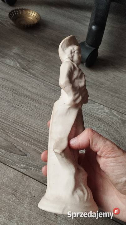 stara figurka chłopiec