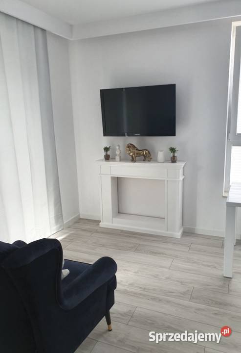 portal kominkowy atrapa kominka kominek z drewna biały Jeleśnia