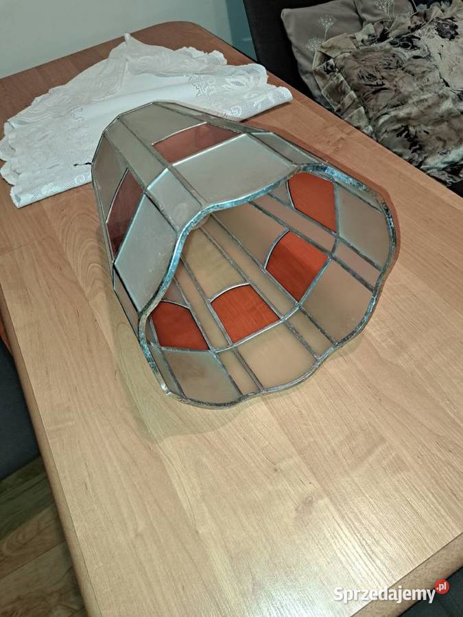 Witrażowa lampa wiszaca z 1956 roku firmy dolnośląskie Lubań
